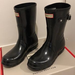 Hunter short gloss boot - size 7